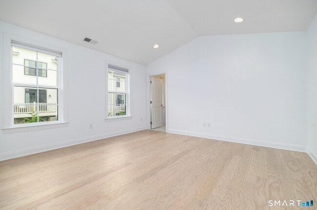 Building Photo - 15 E Cross Trail