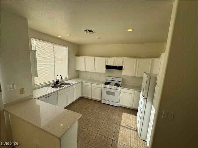 Building Photo - 2721 Pan Pacific Rd