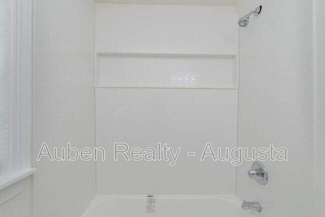 Building Photo - 2524 Rhodes Dr