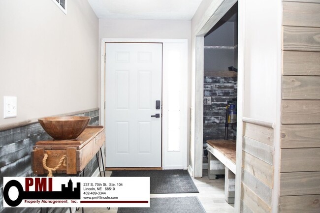 Building Photo - 4 Bedroom and 3 bathroom Fully Furnished