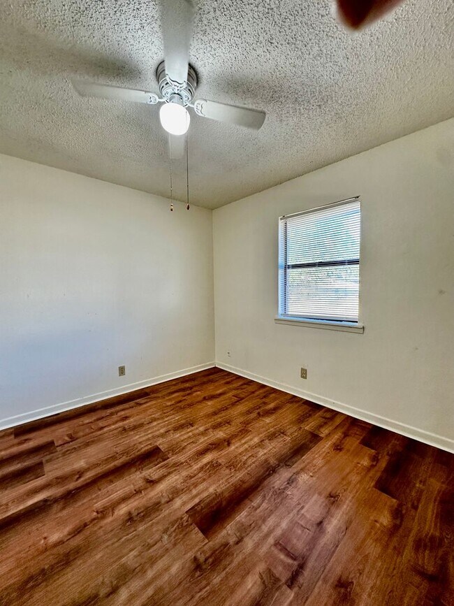 Building Photo - 3/2 Duplex In Kerrville