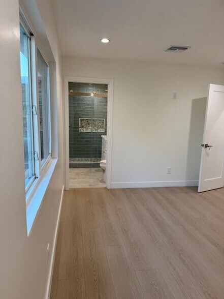 Building Photo - 10839 Fellows Ave