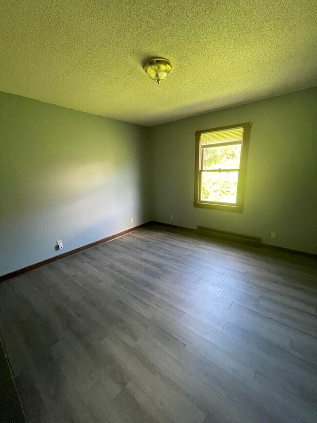 Building Photo - 113 Meadowgreen