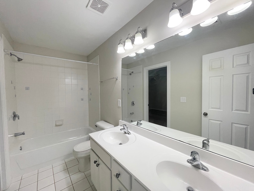 Full bath w. double sinks upstairs - 2650 Royston Dr