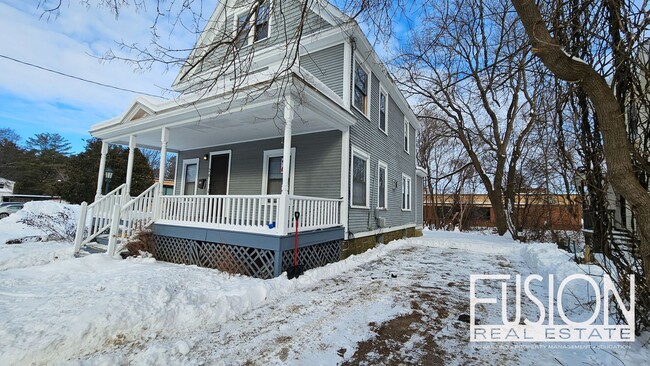 Building Photo - ONE Private Room with ALL Utilities Included in Prime Burlington Location