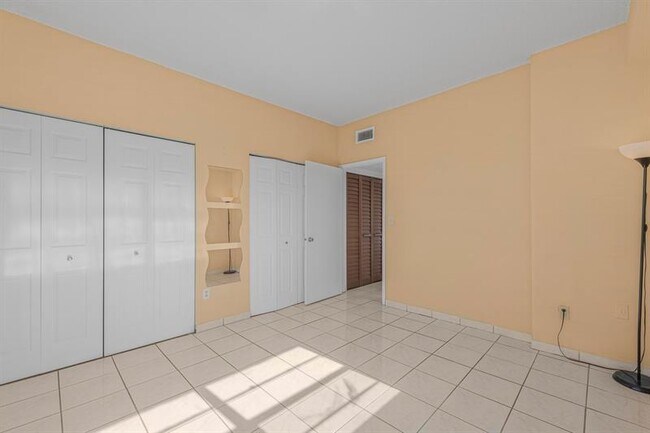 Building Photo - 1960 Marseille Dr