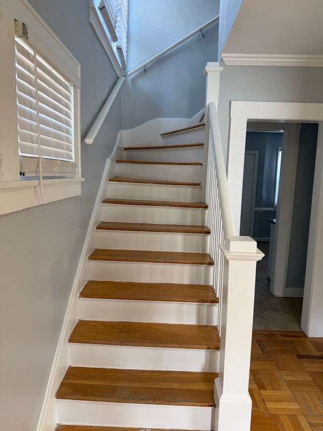 Building Photo - GHENT - 4 Bedroom Home with a Detached Garage