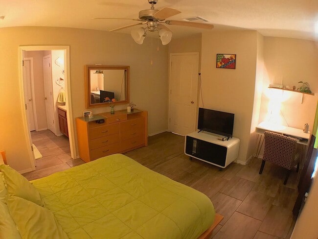 Building Photo - East El Paso 3bed/2bath Refrig A/C!