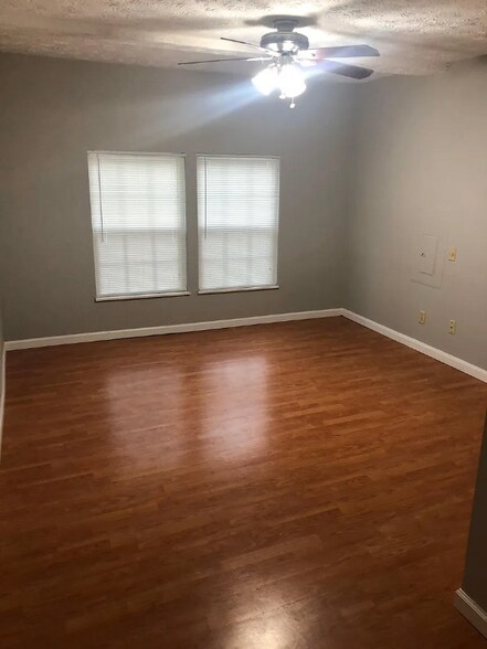 Building Photo - 9201 Shady Bend Ln