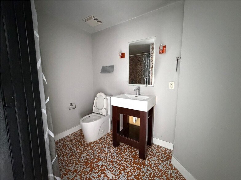 Building Photo - 690 SW 1st Ct