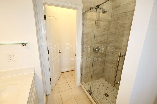 Building Photo - 728 S Pine St