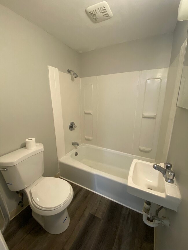 Building Photo - 627 Main St