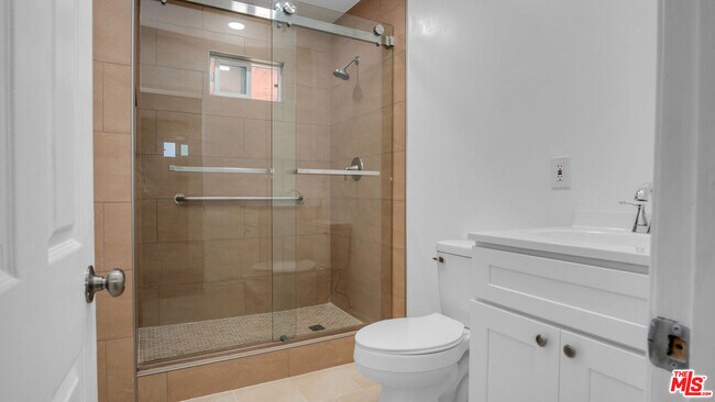 Building Photo - 472 N Ezra St