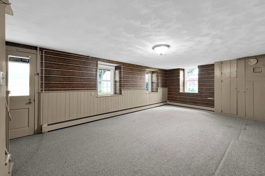 Building Photo - 709 Schaeffer Rd