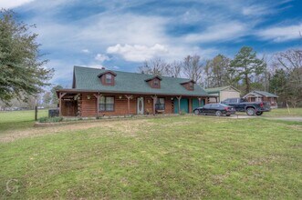Building Photo - Rental with Country Living at its Finest