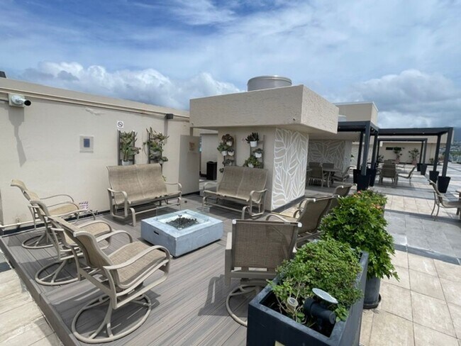Building Photo - Fresh Waikiki Studio Unfurnished w/ secured parking & incredible amenities !