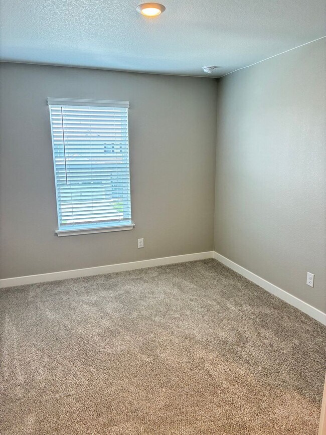 Building Photo - Beautiful 3 Bedroom, 3 Bathroom New Built ...