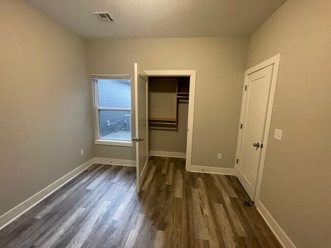 Building Photo - 16251/53 Ike Ct