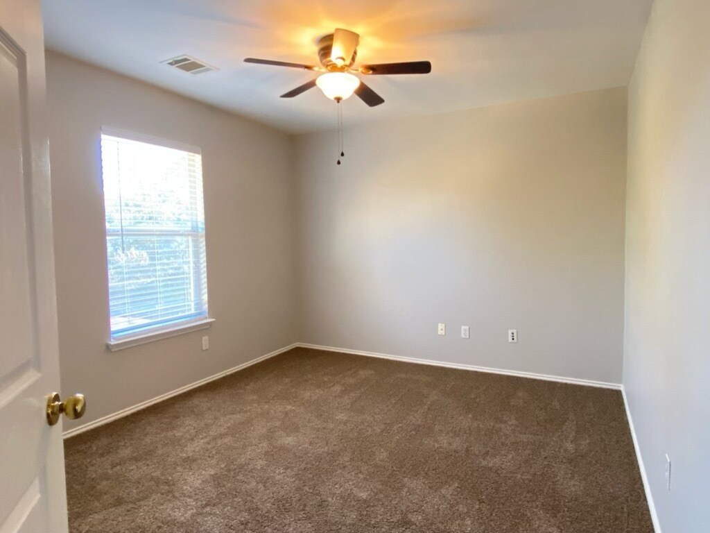 Building Photo - 2326 Clover Ridge Dr