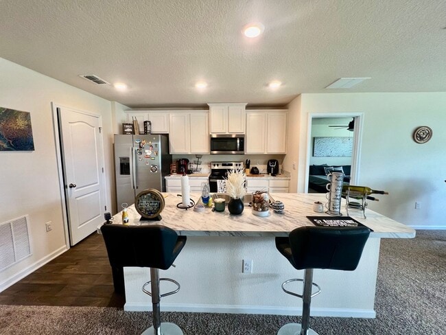 Building Photo - Available 11/1/24 Three bedroom two bath h...