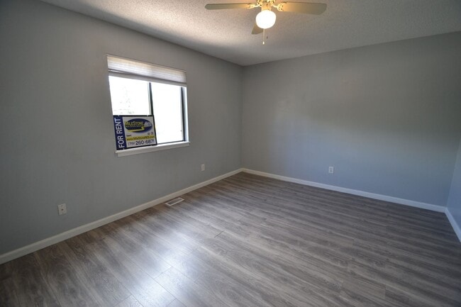 Building Photo - Available NOW, 2 bedroom townhome w/ AC! -...