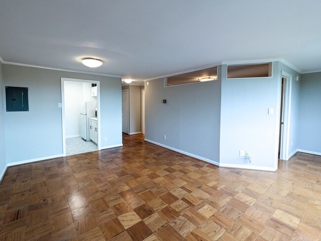 Primary Photo - Sunny Top-Floor Junior 1BD Condo Near Down...