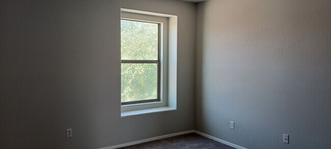 Building Photo - 3 Bed / 2 Bath with Loft