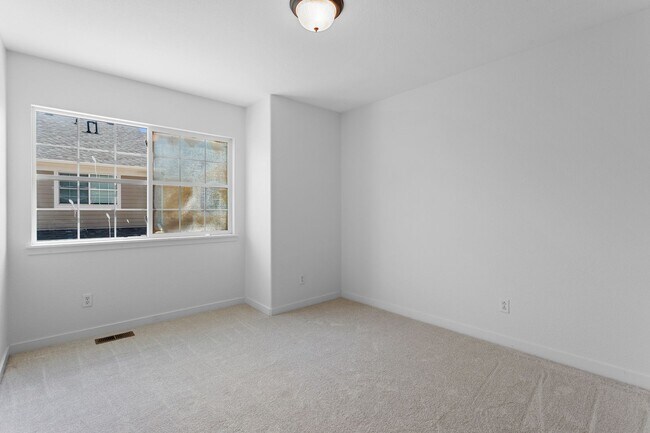 Building Photo - Recently Updated 3 Bedroom 2 Bath Home - B...