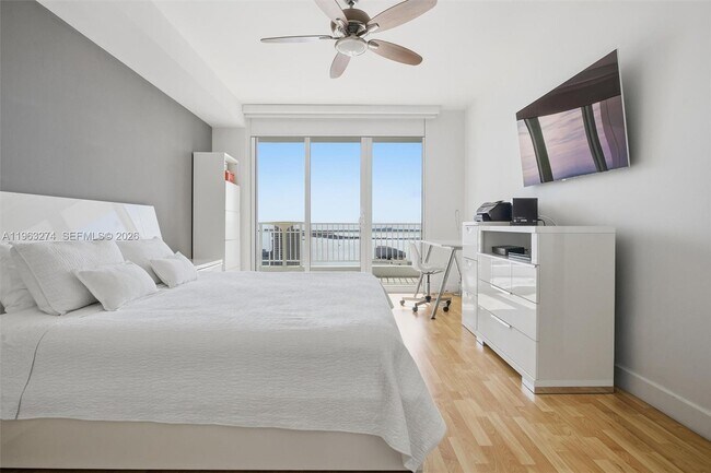 Building Photo - 801 Brickell Key Blvd