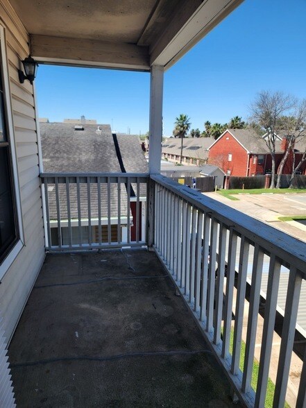 Building Photo - 2750 Holly Hall St