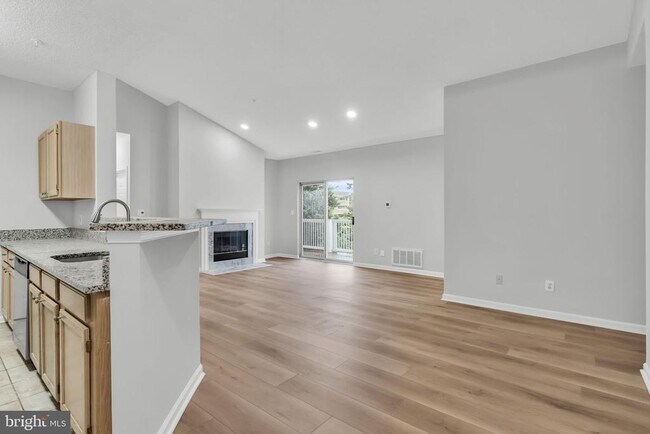 Building Photo - 1701 Lake Shore Crest Dr