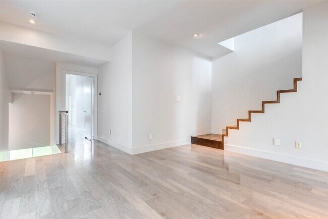 Building Photo - 1222 Marconi St