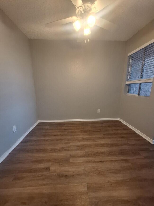 Building Photo - 623 W Guadalupe Rd