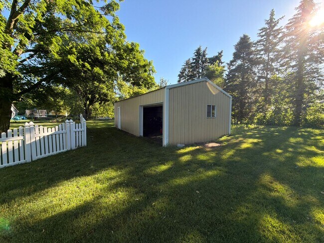 Building Photo - Country Living with Convenient Access 3 Bedroom Brick Ranch Home in Goshen