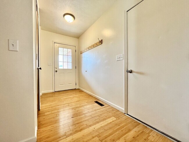 Building Photo - Four Bedroom Duplex in Kentwood