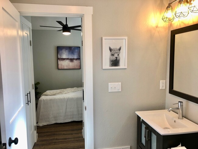 Building Photo - $1,350 Clovis Cottage 1 Bedroom Home Sierr...
