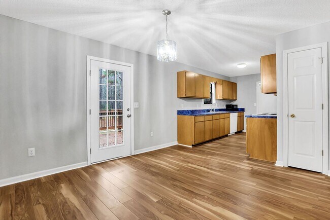 Building Photo - 3 bedroom 2.5 bath home