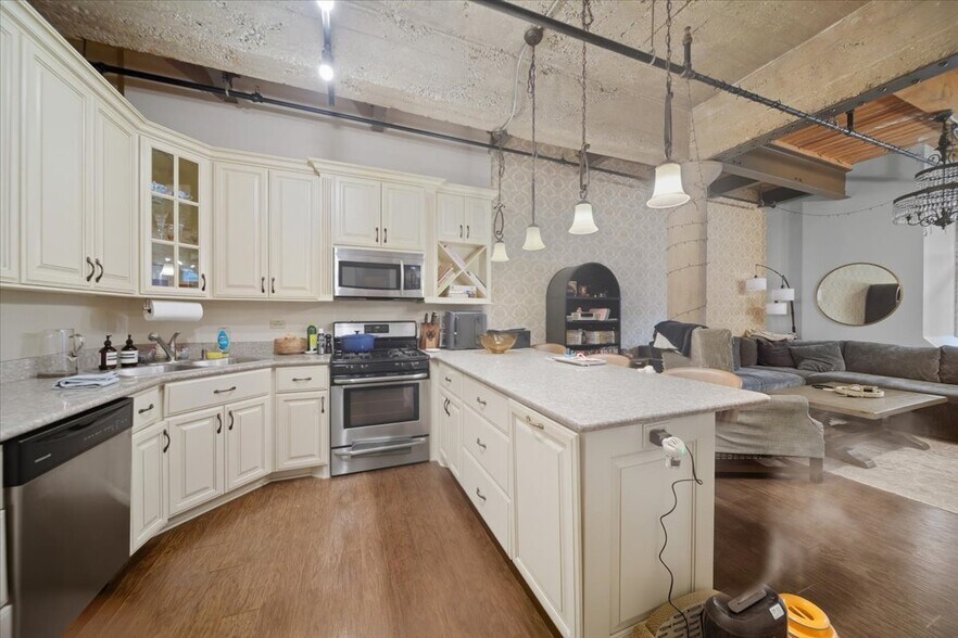 Building Photo - 420 W Ontario St