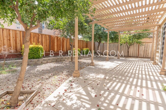 Building Photo - Spacious 5-Bedroom Retreat with 3 Full Baths in Beautiful Tracy – Your Perfect Home Awaits on Ten...