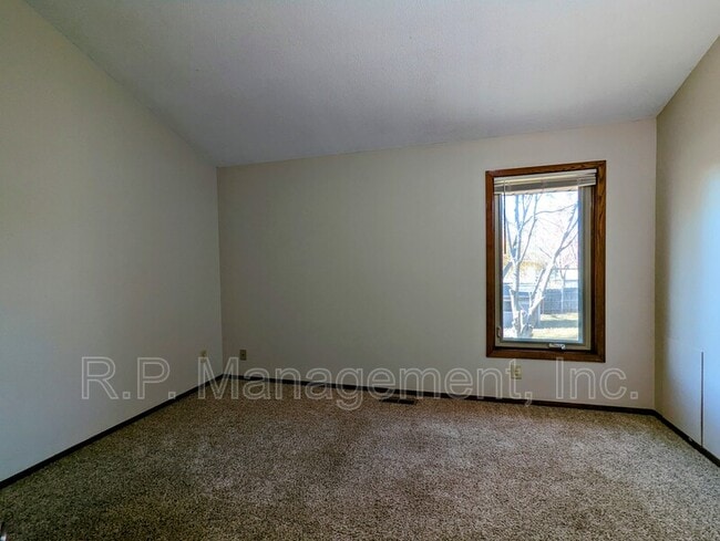 Building Photo - 9203 Ranchview Ln N