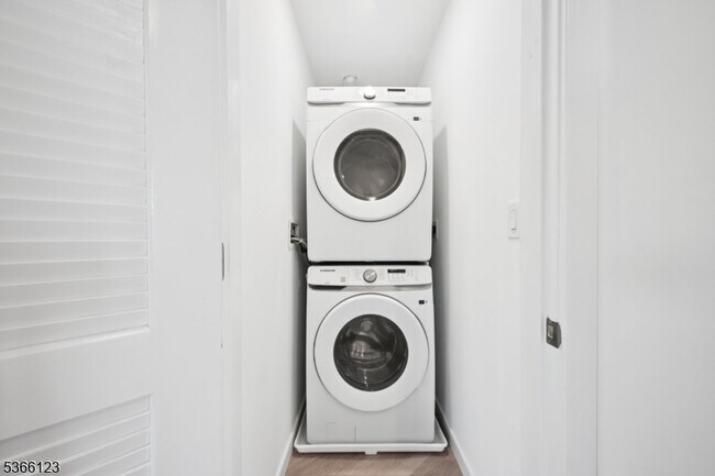 Building Photo - 369 18th Ave