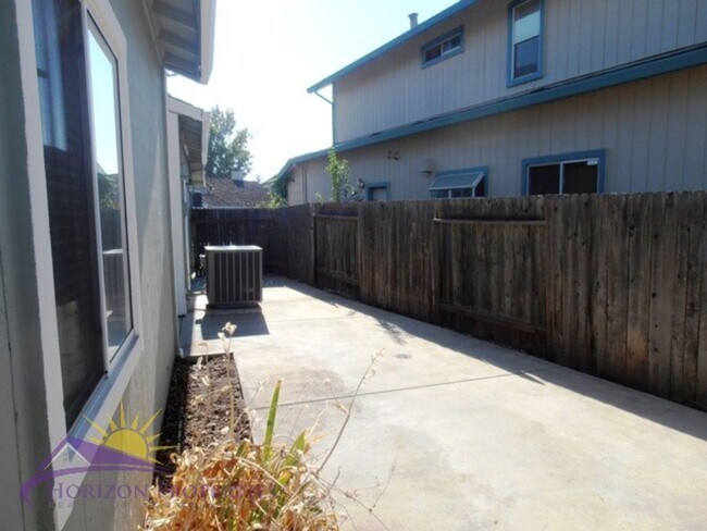 Building Photo - Spacious 3 Bed 2.5 Bath 1,959 Sq. Ft. Antelope Home