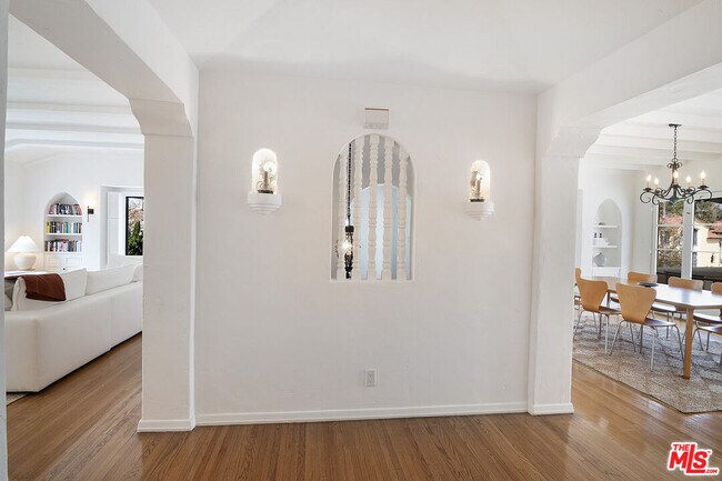 Building Photo - 228 S Orange Dr