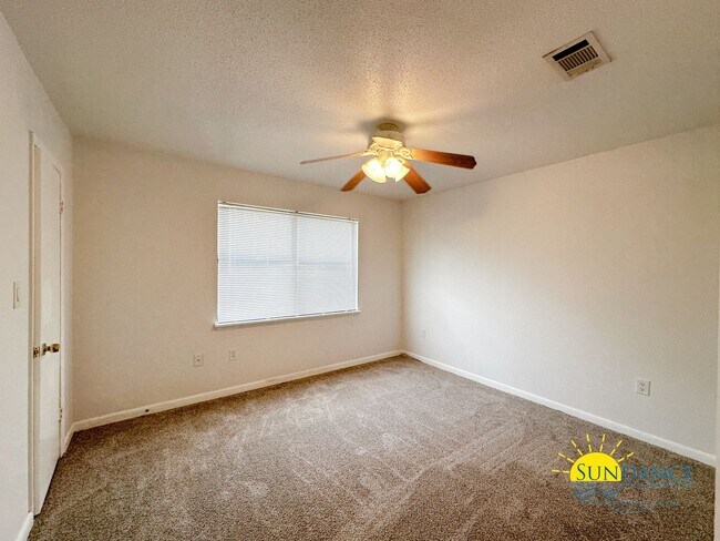 Building Photo - Charming 2 Bedroom Townhouse Located in FWB!