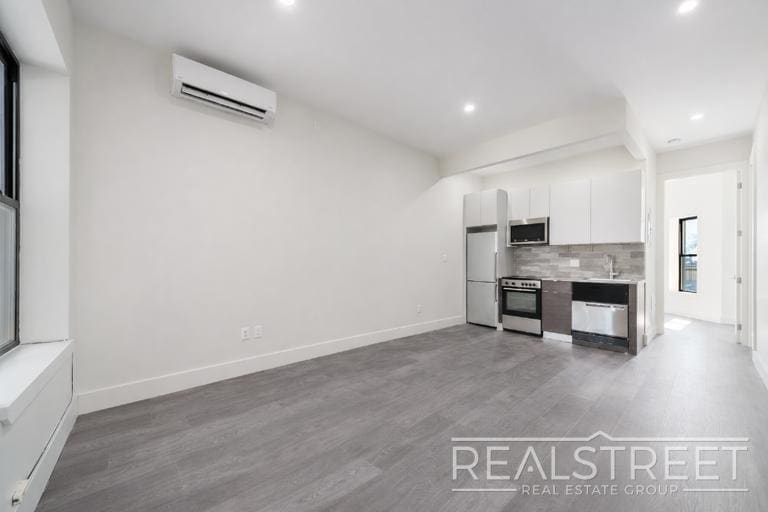 Building Photo - Modern 1 Bed w Dishwasher/Laundry/Garden