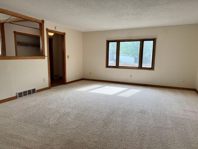 Building Photo - 5 Bedroom 3 bath - North Fargo