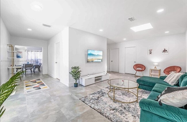 Building Photo - 1612 NE 16th Ave