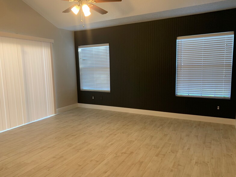 Building Photo - 860 Westshore Ct