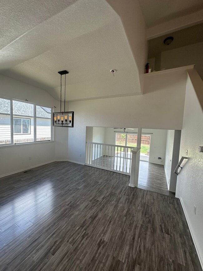 Building Photo - 301 W Cottonwood St