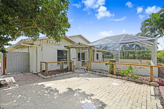 Building Photo - Suntree living